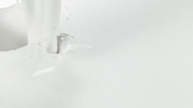 Süt akımının süper yavaş akışı, makro çekim. Yüksek hızlı sinema kamerası, 1000fps.