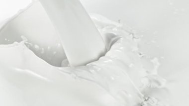 Süt akımının süper yavaş akışı, makro çekim. Yüksek hızlı sinema kamerası, 1000fps.