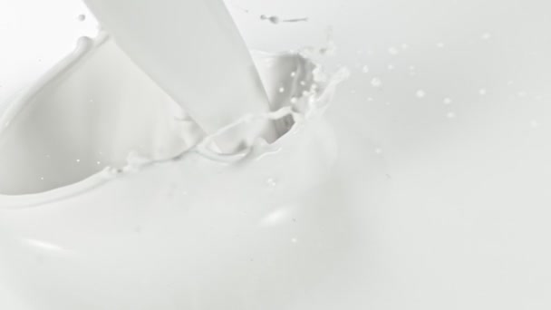 Süt Akımının Süper Yavaş Akışı Makro Çekim Yüksek Hızlı Sinema — Stok video