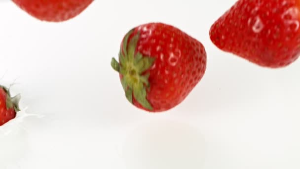 딸기가 우유로 떨어지는 동작이죠 카메라로 1000 Fps — 비디오