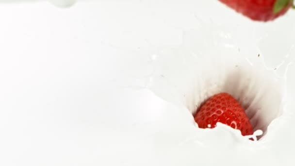 Mouvement Super Lent Des Fraises Tombant Dans Lait Filmé Sur — Video