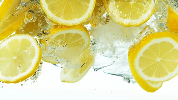 Лимонные Ломтики Льдом Глубоко Водой Изолированы Белом Фоне — стоковое фото