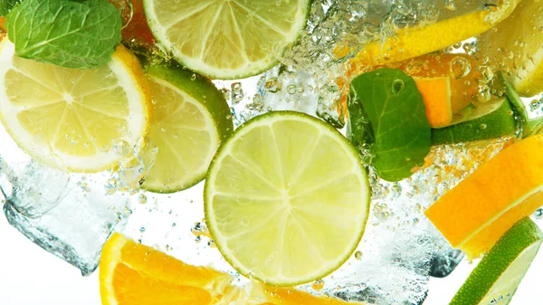 Citron Apelsin Och Lime Skivor Faller Vatten Isolerad Vit Bakgrund — Stockfoto