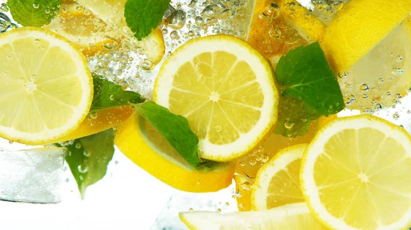 Lemon Slices Ice Cubes Leaves Falling Deeply Water Isolated White — Stock Photo, Image