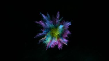 Siyah arka planda izole edilmiş süper yavaş renkli barut patlaması. Yüksek hızlı sinema kamerası, 1000fps.