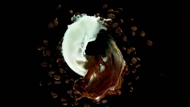 Super Slow Motion Chicchi Caffè Rotanti Con Spruzzi Sfondo Nero — Video Stock