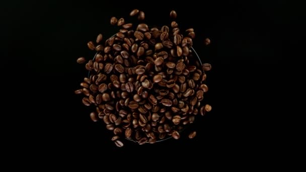 Сверхмедленное Движение Вращающихся Кофейных Зерен Чёрном Фоне Снято Камеру Высокоскоростного — стоковое видео