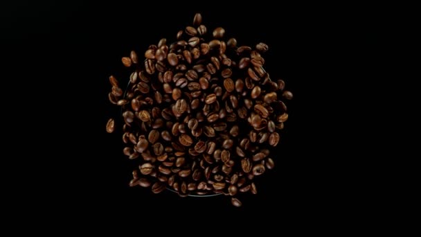 Super Zpomalení Otáčení Kávových Zrn Černém Pozadí Natočeno Vysokorychlostní Kameře — Stock video