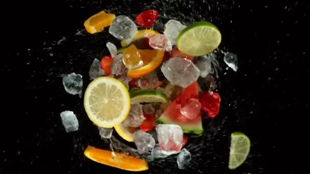 Σούπερ Αργή Κίνηση Ανάμειξης Φρούτων Που Περιστρέφονται Νερό Μαύρο Φόντο — Αρχείο Βίντεο