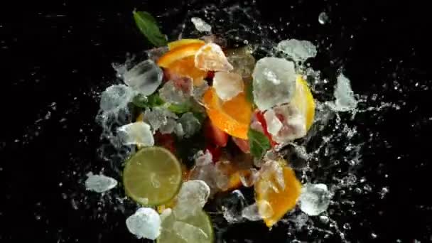 Mouvement Super Lent Mélange Fruits Tournant Dans Eau Fond Noir — Video