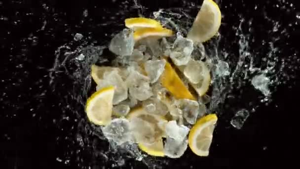 Super Cámara Lenta Rodajas Limón Con Hielo Girando Agua Fondo — Vídeos de Stock