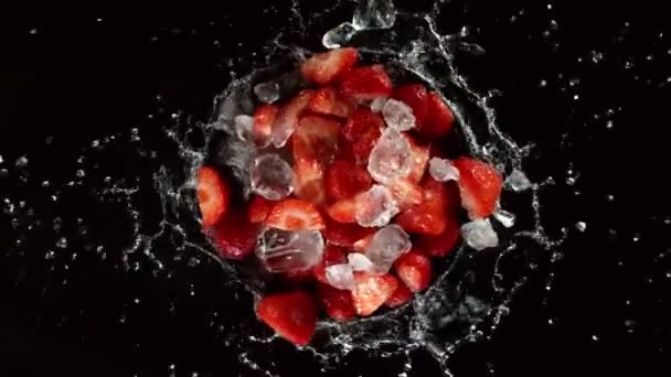 Super Zeitlupe Von Erdbeeren Mit Wasser Rotierendem Eis Schwarzer Hintergrund — Stockvideo