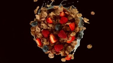 Gevrek müsli parçalarını sütle döndürmek çok yavaş bir hareket. Yüksek hızlı sinema kamerası, 1000fps.