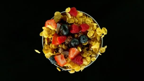 Super Cámara Lenta Piezas Muesli Cereales Giratorios Con Leche Salpicada — Vídeos de Stock