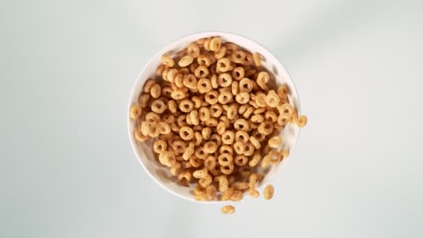 Super Cámara Lenta Trozos Cereales Giratorios Con Salpicaduras Leche Blanco — Vídeos de Stock