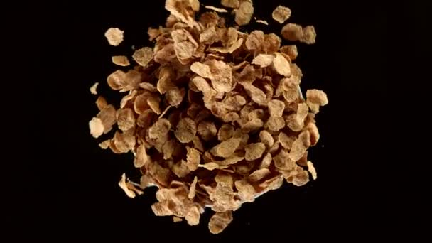 Супер Повільний Рух Обертання Кукурудзяних Пластівців Чорному Тлі Знято Високошвидкісній — стокове відео
