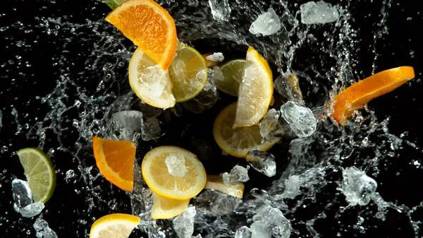 Bevries Beweging Van Citrusvruchten Met Ijsblokjes Waterspatten Geïsoleerd Zwarte Achtergrond — Stockfoto