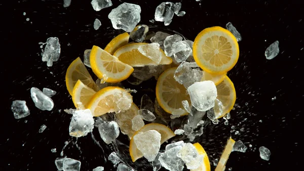 Congelar Movimiento Rodajas Limones Con Cubitos Hielo Salpicaduras Agua Aislado —  Fotos de Stock