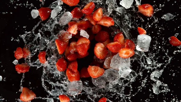 Congelar Movimiento Fresas Giratorias Con Cubitos Hielo Salpicaduras Agua Aisladas —  Fotos de Stock