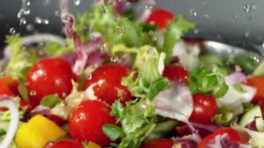 Kameralı taze salatanın süper yavaş çekimine yakın çekim. Yüksek hızlı sinema kamerası, 1000fps.
