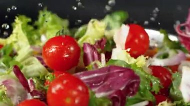 Kameralı taze salatanın süper yavaş çekimine yakın çekim. Yüksek hızlı sinema kamerası, 1000fps.