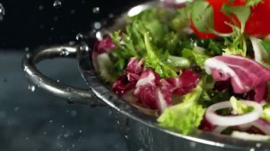 Kameralı taze salatanın süper yavaş çekimine yakın çekim. Yüksek hızlı sinema kamerası, 1000fps.