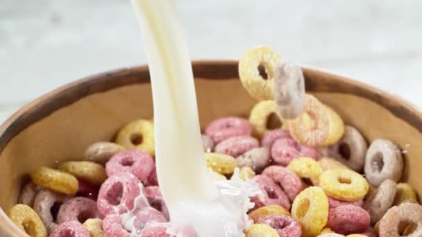 Super Cámara Lenta Caída Cereales Muesli Piezas Con Leche Movimiento — Vídeos de Stock