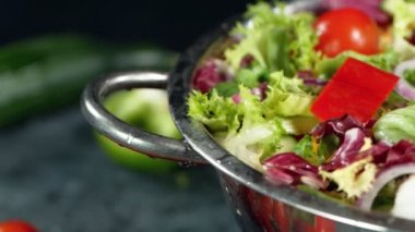 Kameralı taze salatanın süper yavaş çekimine yakın çekim. Yüksek hızlı sinema kamerası, 1000fps.