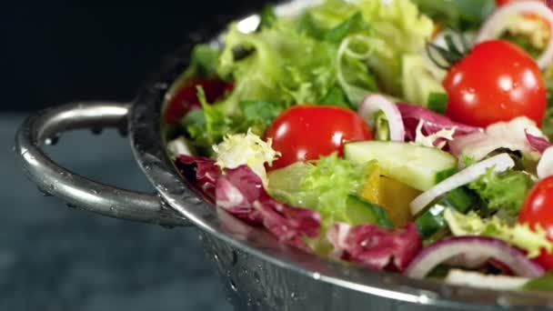 Closeup Movimento Super Lento Cair Salada Fresca Com Movimento Câmera — Vídeo de Stock