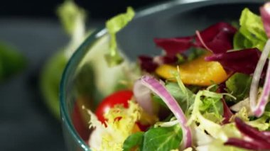 Kameralı taze salatanın süper yavaş çekimine yakın çekim. Yüksek hızlı sinema kamerası, 1000fps.