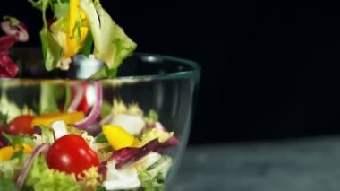 Kameralı taze salatanın süper yavaş çekimine yakın çekim. Yüksek hızlı sinema kamerası, 1000fps.