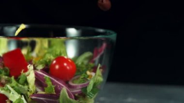 Kameralı taze salatanın süper yavaş çekimine yakın çekim. Yüksek hızlı sinema kamerası, 1000fps.