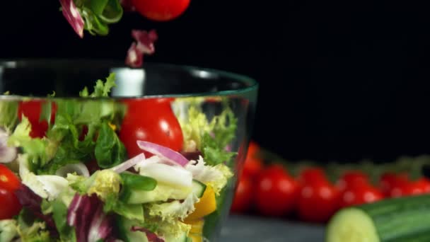 Primo Piano Super Slow Motion Caduta Insalata Fresca Con Movimento — Video Stock