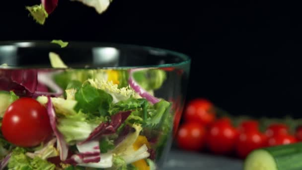 Closeup Movimento Super Lento Cair Salada Fresca Com Movimento Câmera — Vídeo de Stock
