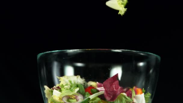 Gros Plan Mouvement Super Lent Tomber Salade Fraîche Avec Mouvement — Video
