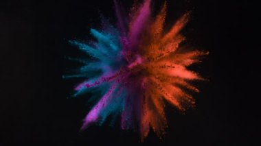 Siyah arka planda izole edilmiş süper yavaş renkli barut patlaması. Yüksek hızlı sinema kamerası, 1000fps.