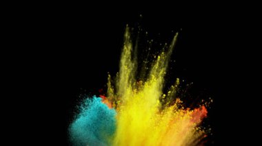 Siyah arka planda izole edilmiş süper yavaş renkli barut patlaması. Yüksek hızlı sinema kamerası, 1000fps.
