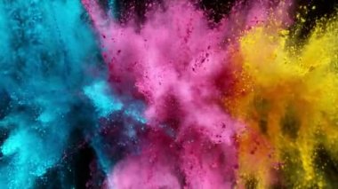Siyah arka planda izole edilmiş süper yavaş renkli barut patlaması. Yüksek hızlı sinema kamerası, 1000fps.