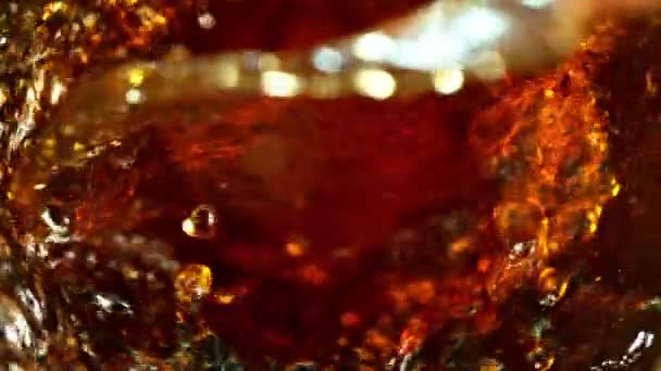Супер Замедленное Движение Заливки Виски Рома Коньяка Внутри Бутылки Съемки — стоковое видео