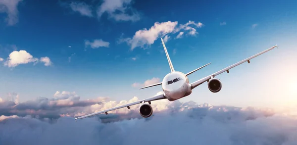 Kereskedelmi Repülőgép Repül Felhők Felett Elülső Kabin Nézet — Stock Fotó