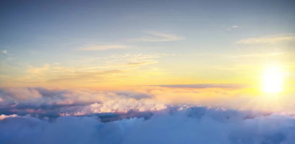 从空中看 美丽的落日多云的天空 云层上方的飞机视图 — 图库照片