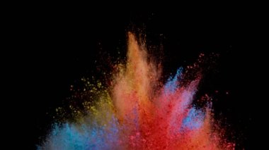 Siyah arka planda izole edilmiş süper yavaş renkli barut patlaması. Yüksek hızlı sinema kamerası, 1000fps.