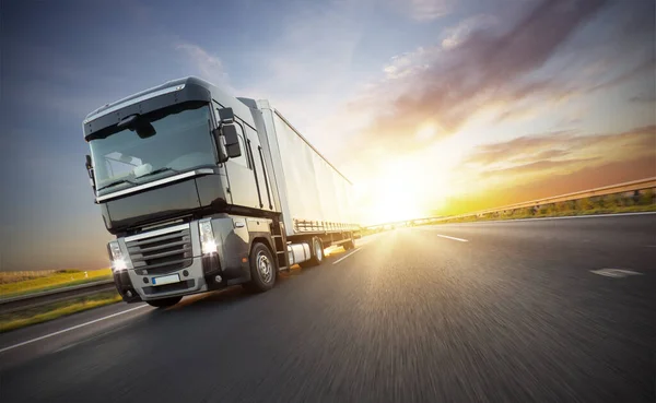 Європейська Вантажівка Автостраді Прекрасним Заходом Сонця Драматичними Хмарами Тема Транспортування — стокове фото