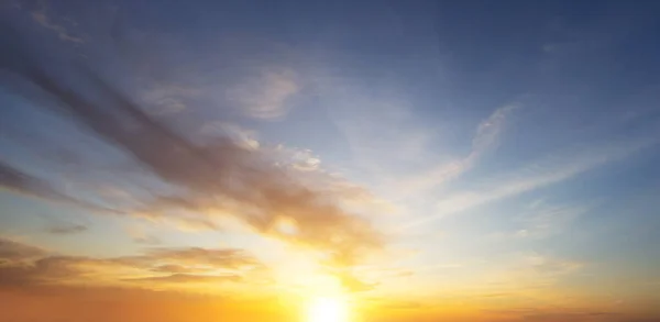 Céu Lindo Por Sol Com Nuvens Sol Caindo — Fotografia de Stock