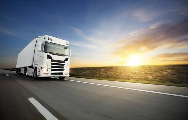 Europese Vrachtwagen Snelweg Met Prachtige Zonsondergang Hemel Dramatische Wolken Vervoer Stockfoto