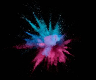 Siyah arkaplanda soyut renkli barut patlaması