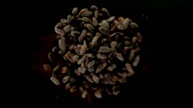Kavrulmuş kakao çekirdeğinin havada patlaması çok yavaş oluyor. Yüksek hızlı sinema kamerası, 1000fps.