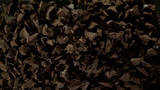 Super Slow Motion Van Vliegende Groep Rauwe Chocoladestukjes Gefilmd Hoge — Stockvideo