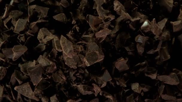 Movimento Super Lento Grupo Voador Pedaços Chocolate Cru Filmado Câmera — Vídeo de Stock