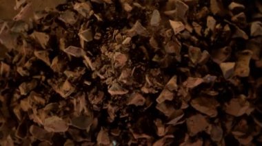 Kakao tozlu çiğ çikolata parçalarından oluşan süper yavaş çekim. Yüksek hızlı sinema kamerası, 1000fps.